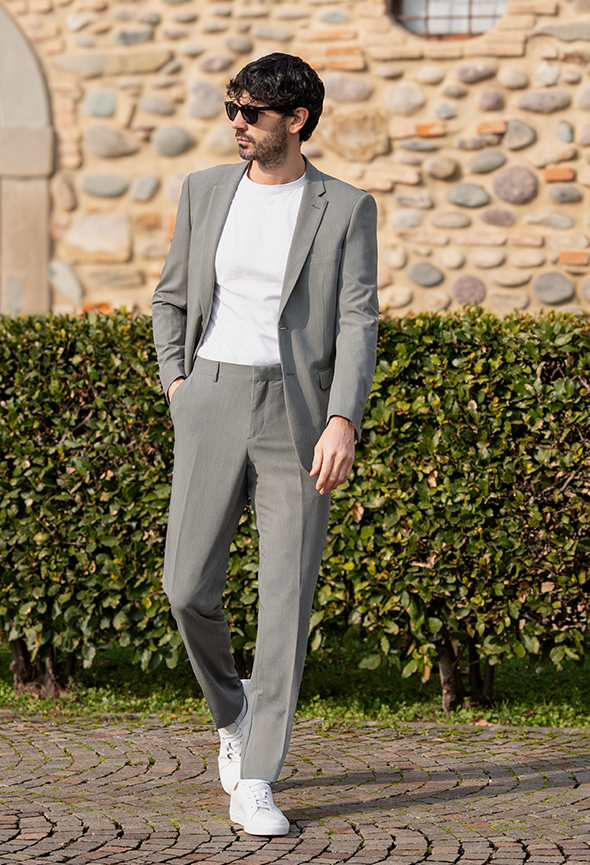 Schmaler Anzug in Hellgrau