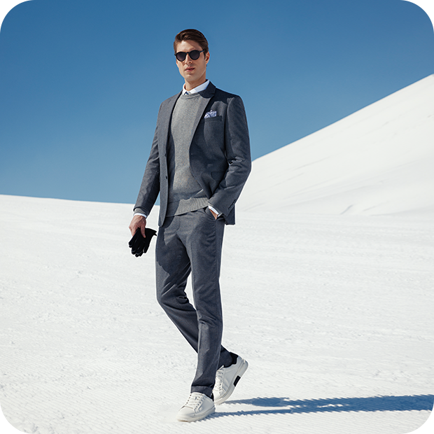 Grauer Anzug Mann im Schnee mit Winter-Anzug