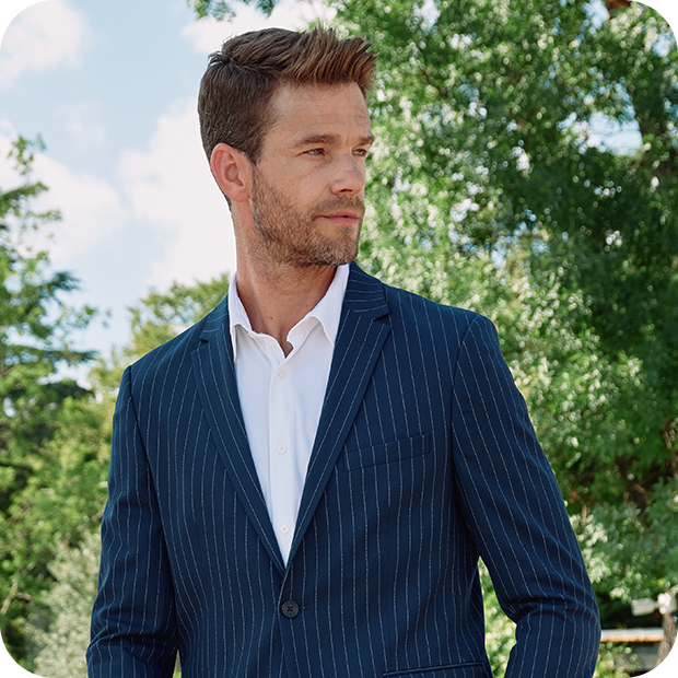 Nadelstreifenanzug Mann im Frühling in dunklem Nadelstreifenanzug